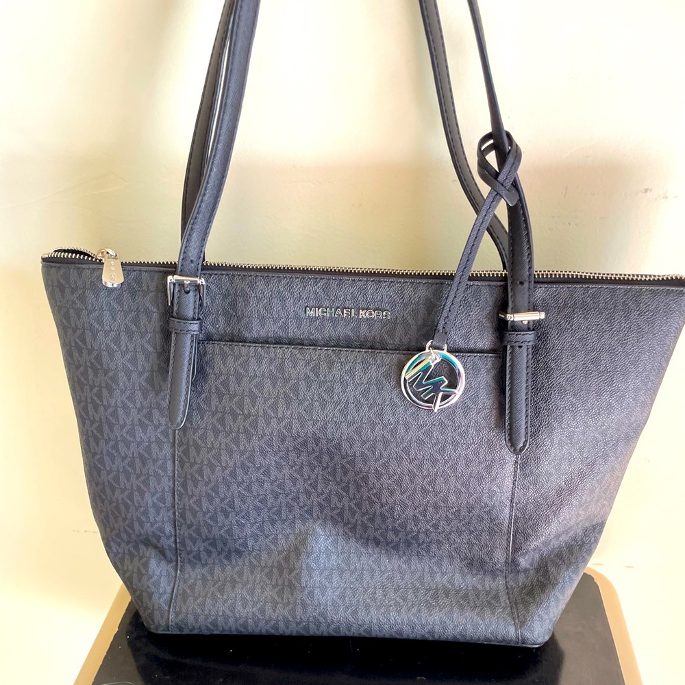 MICHAEL KORS NAVY LOGO PURSE